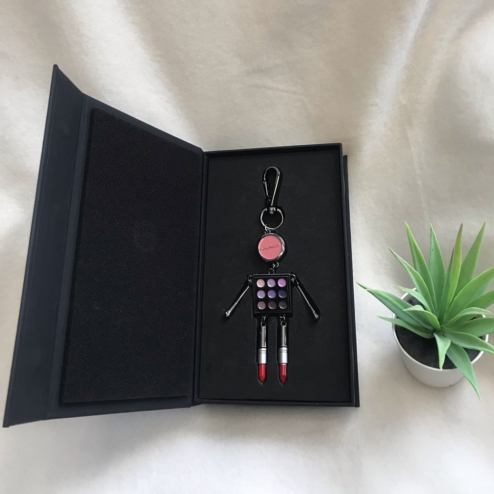 MAC Cosmetics Lover Obsessed Collectible Robot Keychain Key Ring